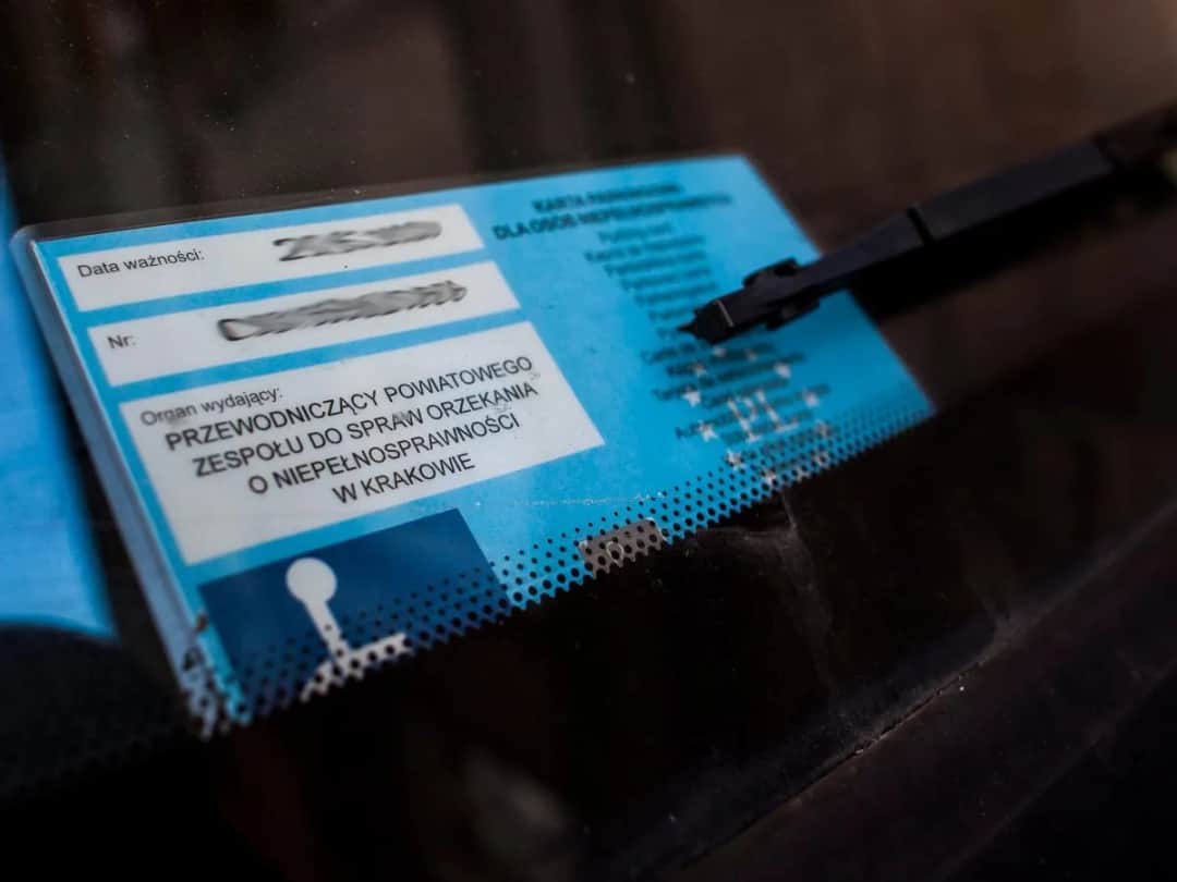 Karta Parkingowa: Czy zawsze parkujesz za darmo? Zasady i kary