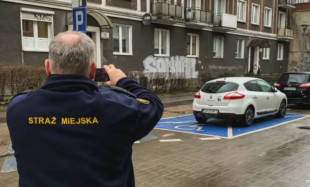 Miejsca dla niepełnosprawnych: Ile, jak i kto? Uniknij mandatu!